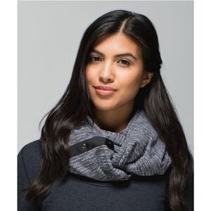 Lululemon Vinyasa convertible scarf heather gray striped snap button